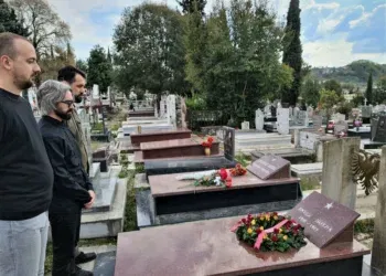 Делегација на Левица на поклонение пред гробот на Енвер Хоџа во Тирана. Фото: Фејсбук Левица