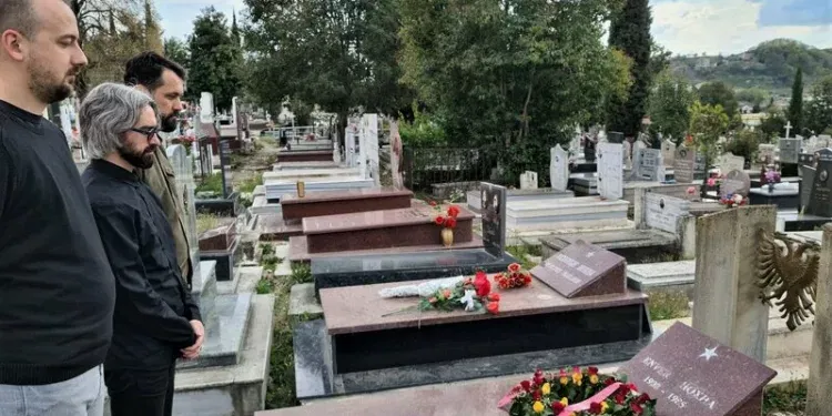 Делегација на Левица на поклонение пред гробот на Енвер Хоџа во Тирана. Фото: Фејсбук Левица