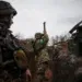 Фото: Getty Images - Украински пешак од 57-та одделна моторизирана пешадиска бригада, „Отаман Кост Хордиенко“, користи перископ во ровот во близина на Бахмут