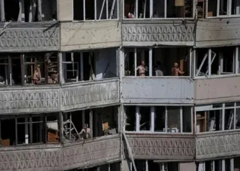Станбена зграда која е оштетена за време на напад со руски дрон во текот на ноќта во Одеса на 10 јуни 2023 година. (Foto: Reuters)