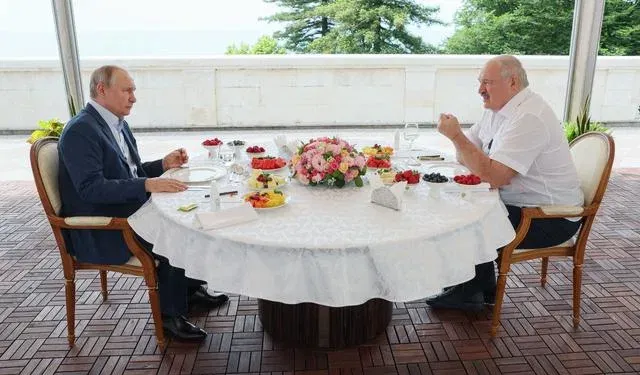 Путин и Лукашенко разговараа во Сочи, 9 јуни 2023 (Foto: AFP)