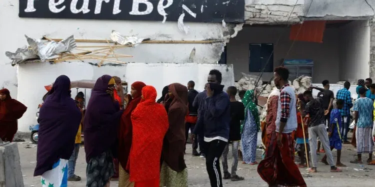 Жители се собираат пред ресторанот Перл Бич по екстремистичкиот напад извршен од Ал Шабаб на плажата Лидо во Могадишу, Сомалија, 10 јуни 2023 година. (Foto: REUTERS)