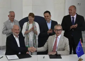 Денес во Битола, во присуство на министерката за животна средина и просторно планирање Каја Шукова и градоначалниците на Битола, Тетово и Куманово, Коњановски, Касами и Димитриевски, шефот на Европската делегација во нашата држава Дејвид Гир и Џани Волпин од  Канцеларијата за проектни услуги на Обединетите Нации (UNOPS) го потпишаа договорот за имплементација на проектот ЕУ за чист воздух.