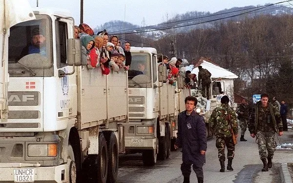 Босански бегалци од Сребреничката енклава во камиони на УН