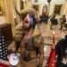 Следбеник на Кју Анон во нападот на Капитол Хил, Вашингтон, 6 јануари 2021