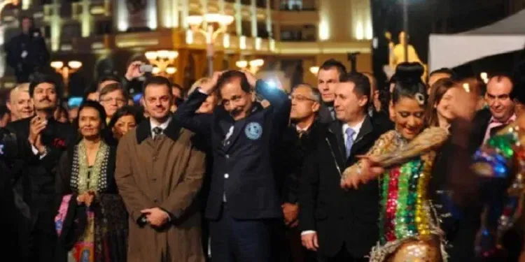 НЕЗАБОРАВНИ МИГОВИ Фамилијата, Субрата Рој и танчерката носеа „развој“