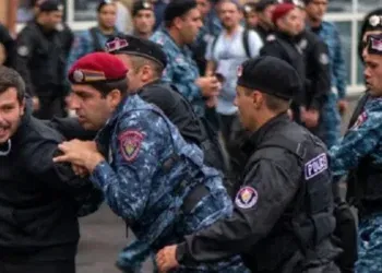 По воена операција на Азербејџан во Нагорно-Карабах, бран протести и немири избувнаа низ Ерменија со барања владата на Пашинјан да поднесе оставка Фото: Гуидхал