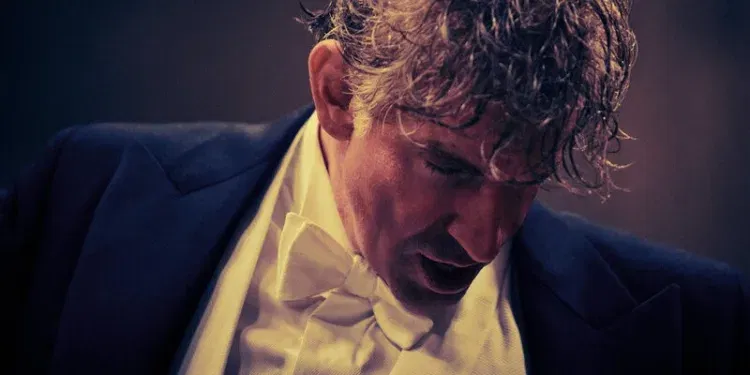 Бредли Купер во филмот „Маестро“