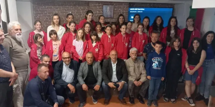 Групна фотографија на гостите и членовите на клубот „Иван Михајлов“ за празникот 24 мај (Фото: Од Фејсбук страницата на клубот)