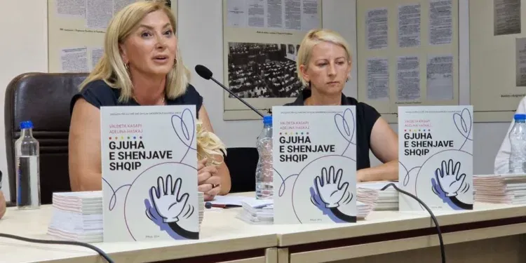 Промоција на првиот прирачник за комуникација на знаковен јазик на албански јазик, Валдета Касапи, Аделина Хаскај фото: Коха.мк