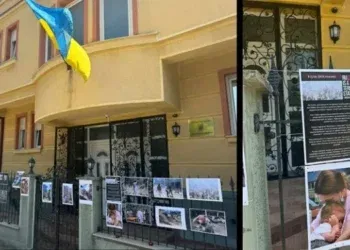 Фото: Изложба на потресни фотографии од рускиот ракетен напад на Кијив пред Амбасада на Украина во Скопје